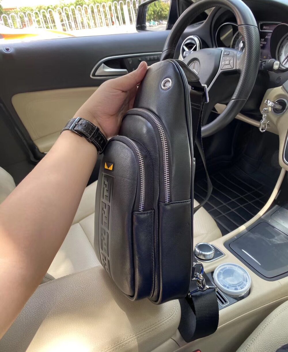 【FENDI 公式旗艦店】フェンディ 胸ポケット 当日出荷 好評に付き再入荷！18*28*6CM - 画像 (4)