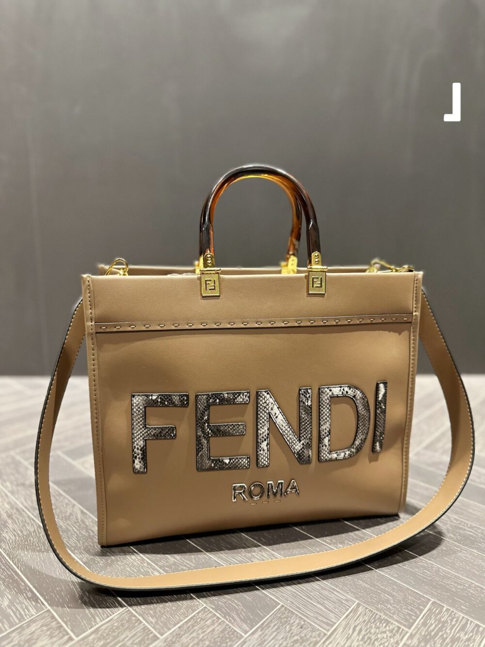 【FENDI 公式 旗艦店】フェンディ ショルダーバッグ 当日出荷 好評に付き再入荷！35.30CM - 画像 (2)