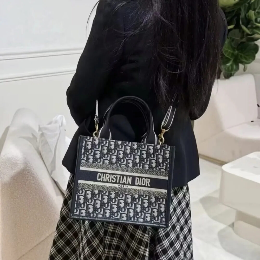 スタイリッシュで可愛い★DIOR BOOK TOTE バッグ スモール - 画像 (5)