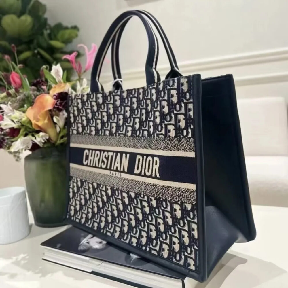 スタイリッシュで可愛い★DIOR BOOK TOTE バッグ スモール - 画像 (4)