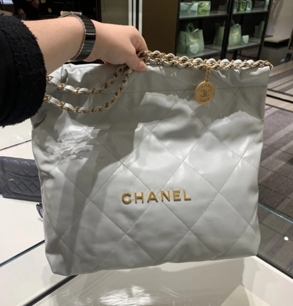 【芸能人多数愛用】人気沸騰CHANEL 22スモールトートバッグ - 画像 (9)