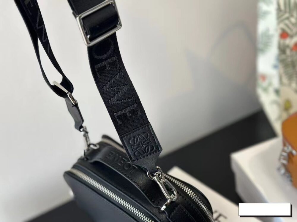 【LOEWE 公式旗艦店】（ロエベ）サテン カーフスキン カメラバッグ クロスボディバッグ - 画像 (13)