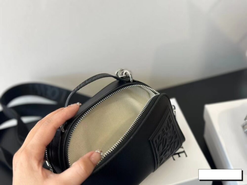 【LOEWE 公式旗艦店】（ロエベ）サテン カーフスキン カメラバッグ クロスボディバッグ - 画像 (14)