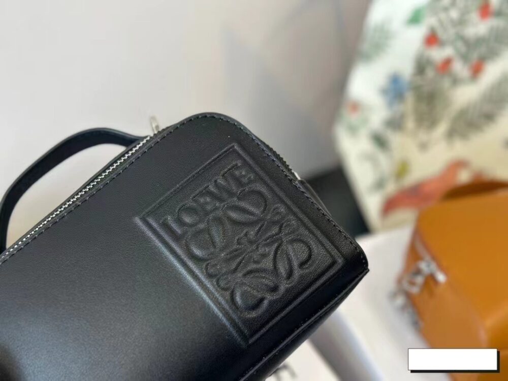 【LOEWE 公式旗艦店】（ロエベ）サテン カーフスキン カメラバッグ クロスボディバッグ - 画像 (10)