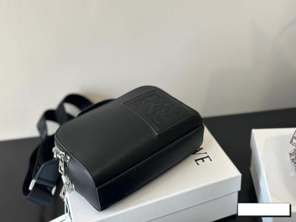 【LOEWE 公式旗艦店】（ロエベ）サテン カーフスキン カメラバッグ クロスボディバッグ - 画像 (9)