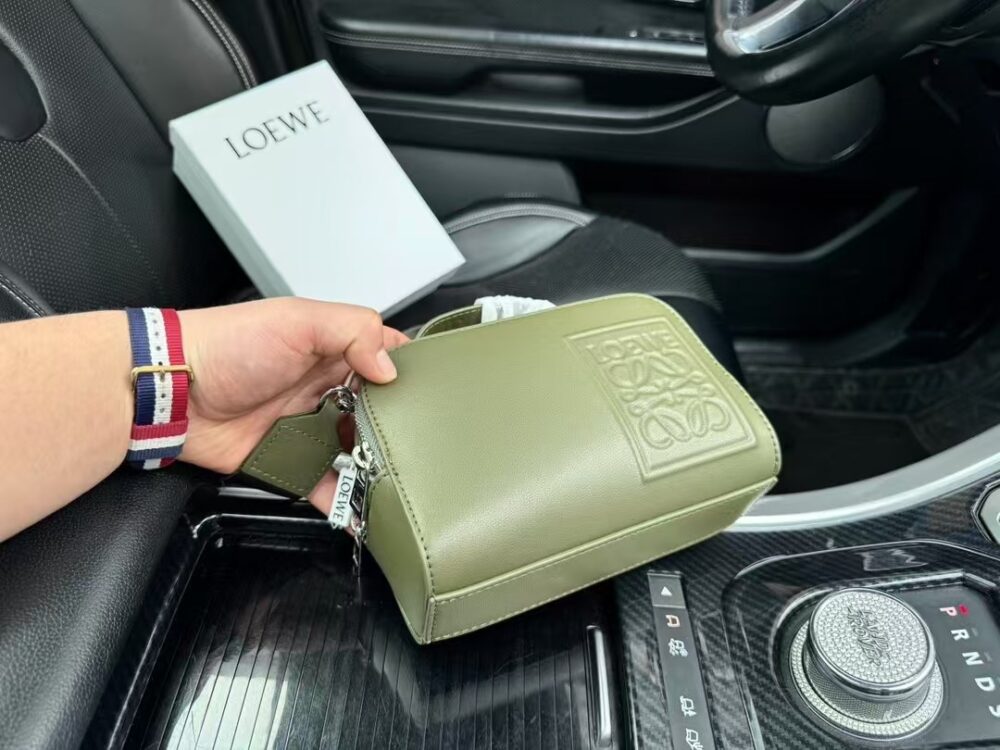 【LOEWE 公式旗艦店】（ロエベ）サテン カーフスキン カメラバッグ クロスボディバッグ - 画像 (25)