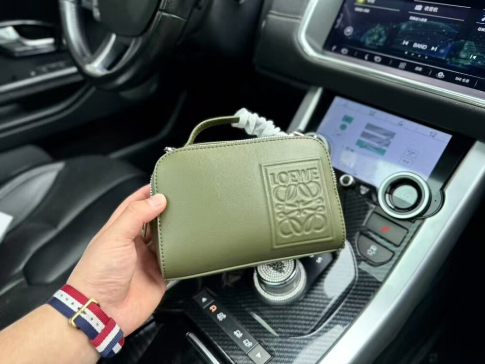 【LOEWE 公式旗艦店】（ロエベ）サテン カーフスキン カメラバッグ クロスボディバッグ - 画像 (24)