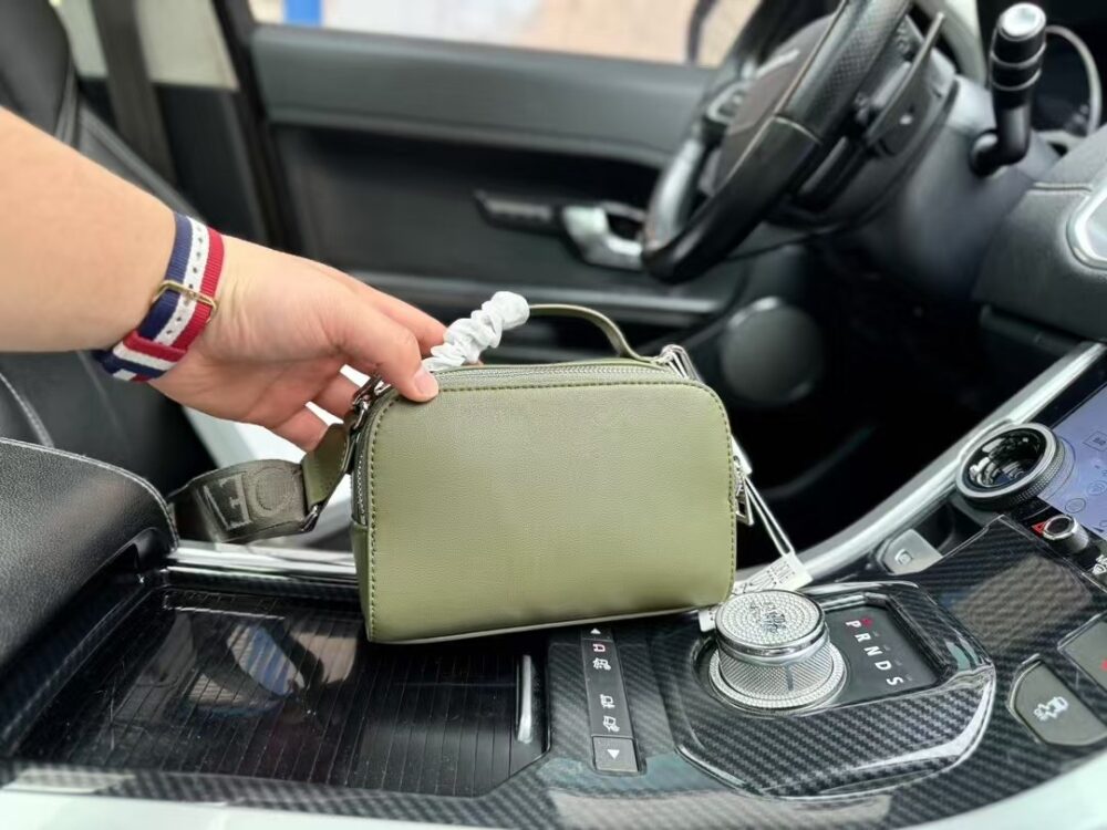 【LOEWE 公式旗艦店】（ロエベ）サテン カーフスキン カメラバッグ クロスボディバッグ - 画像 (26)