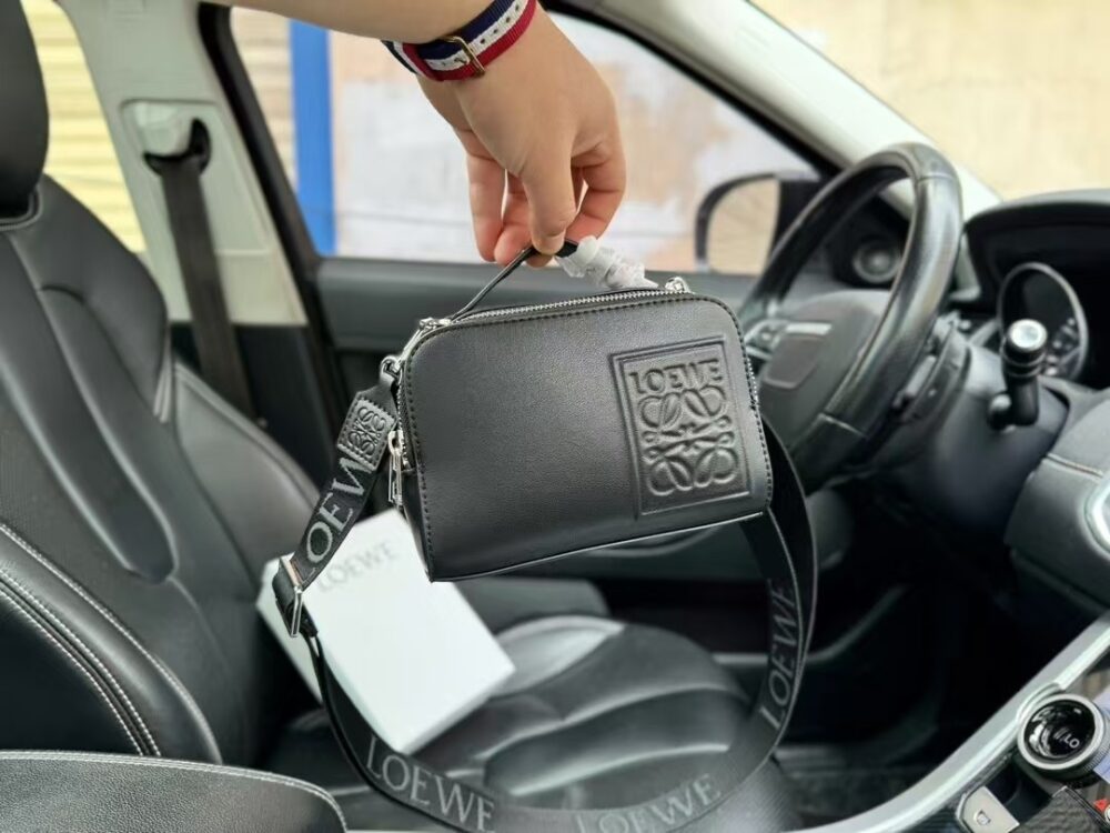 【LOEWE 公式旗艦店】（ロエベ）サテン カーフスキン カメラバッグ クロスボディバッグ - 画像 (16)