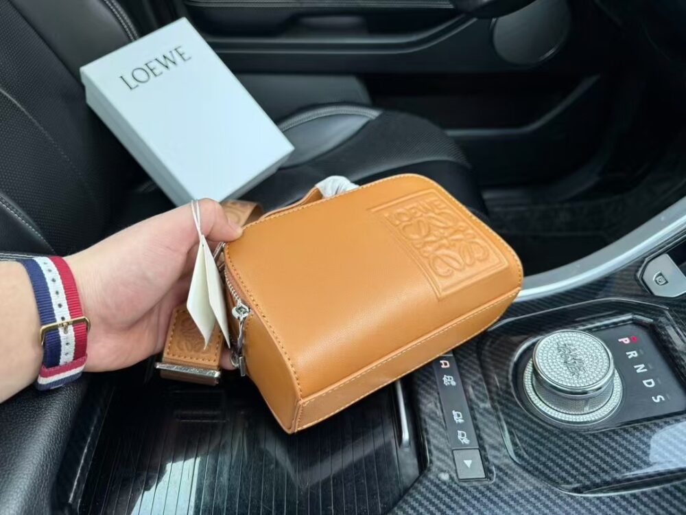 【LOEWE 公式旗艦店】（ロエベ）サテン カーフスキン カメラバッグ クロスボディバッグ - 画像 (19)