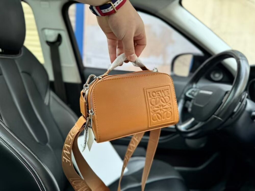 【LOEWE 公式旗艦店】（ロエベ）サテン カーフスキン カメラバッグ クロスボディバッグ - 画像 (21)