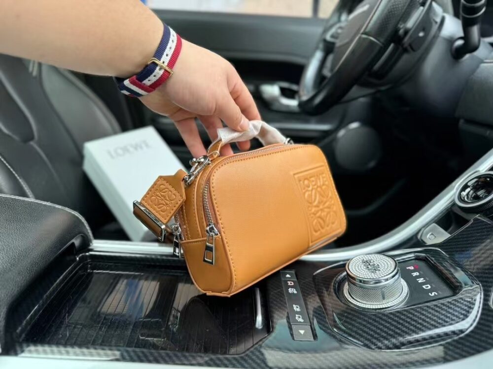 【LOEWE 公式旗艦店】（ロエベ）サテン カーフスキン カメラバッグ クロスボディバッグ - 画像 (20)