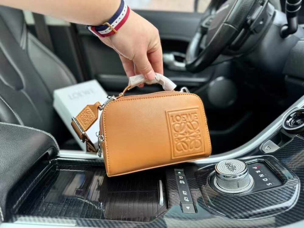 【LOEWE 公式旗艦店】（ロエベ）サテン カーフスキン カメラバッグ クロスボディバッグ - 画像 (18)