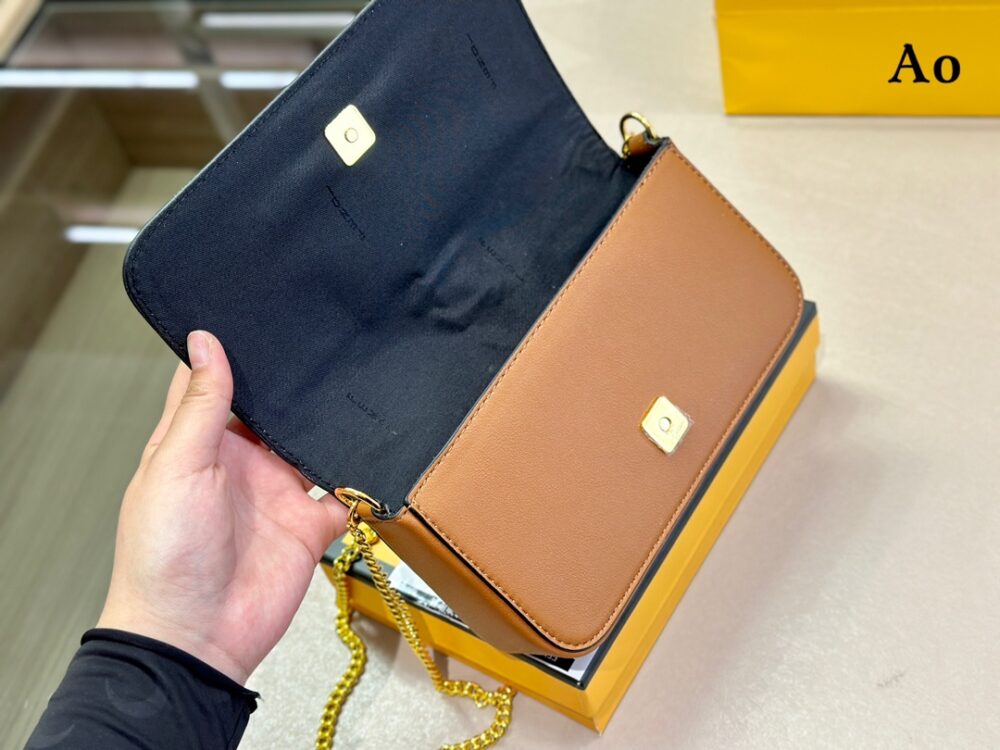 【FENDI 公式 旗艦店】 フェンディ ショルダーバッグ 当日出荷 好評に付き再入荷！21*13CM - 画像 (11)