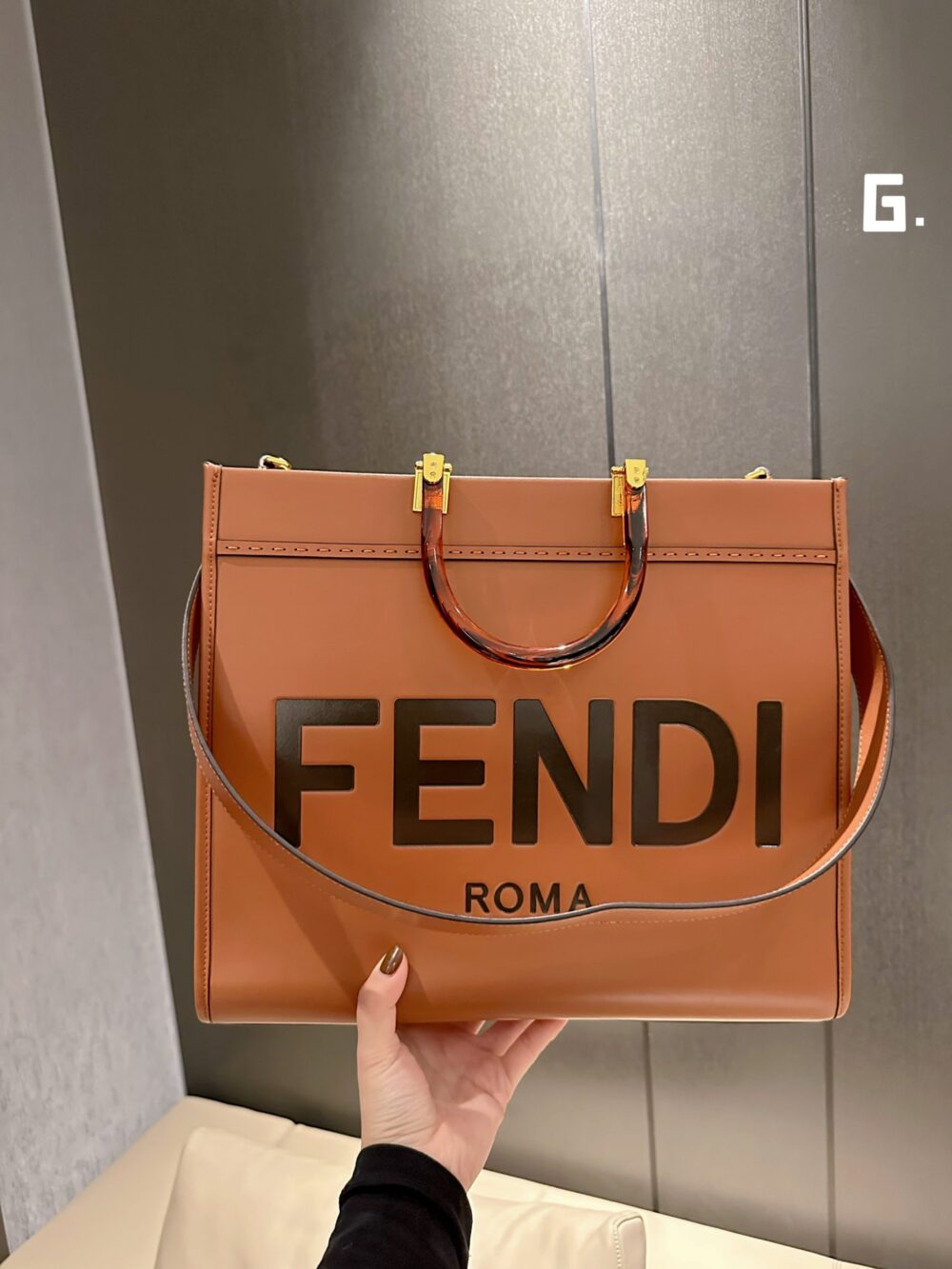 【FENDI公式 旗艦店】 フェンディ ハンドバッグ 当日出荷 好評に付き再入荷！36.31CM - 画像 (5)