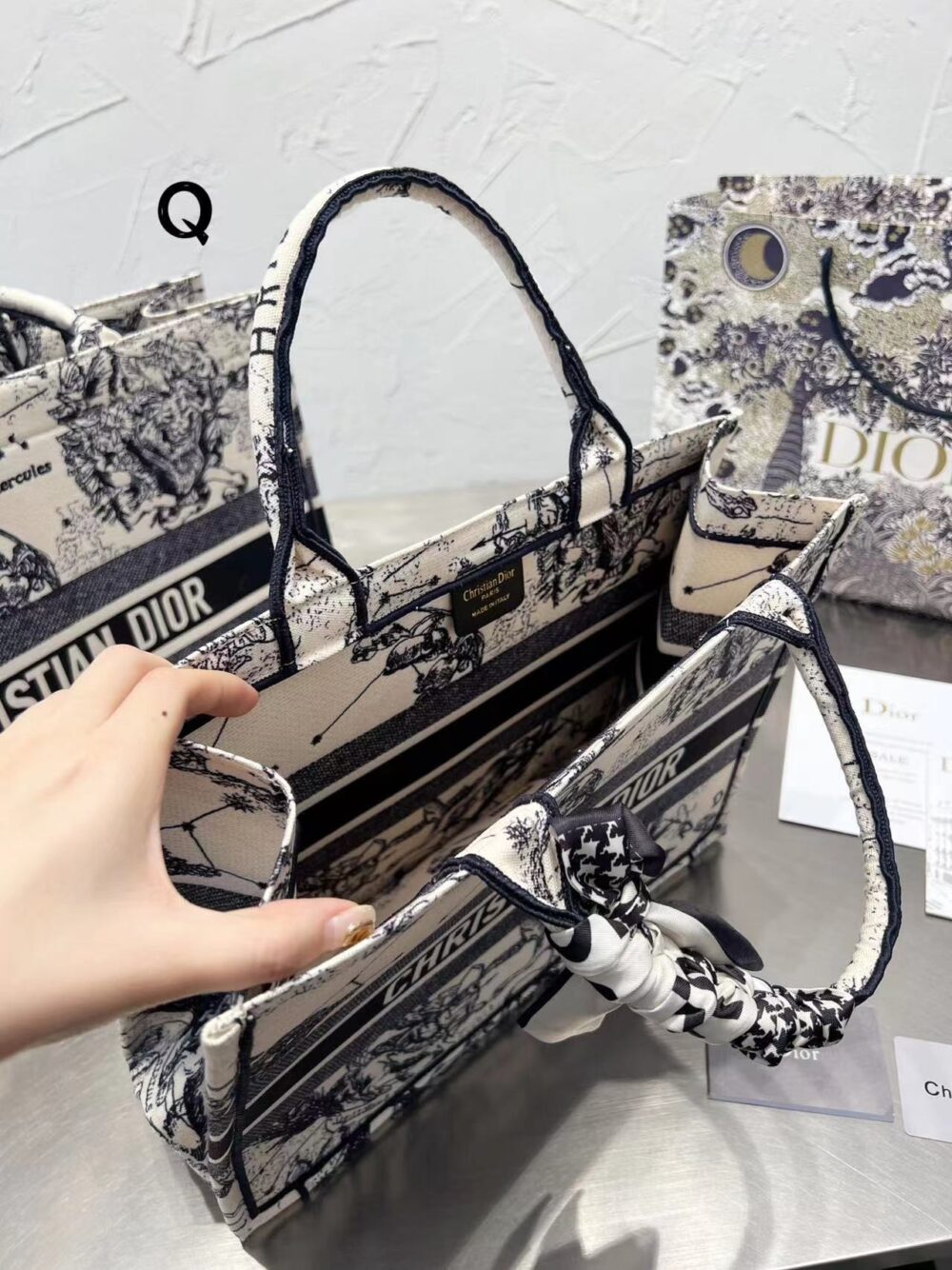 Dior 刺繍入りショッピングバッグ シーズン限定 - 画像 (10)