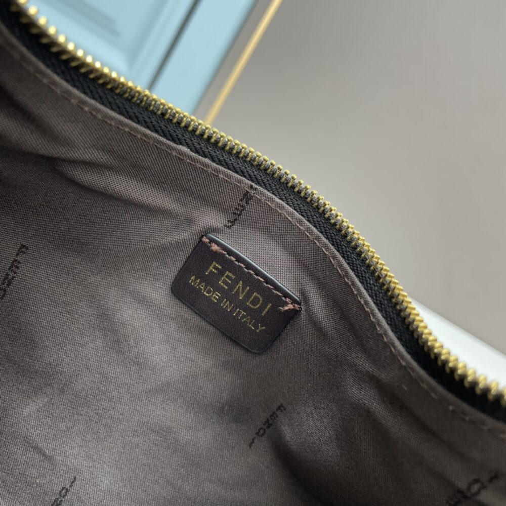 【FENDI公式 旗艦店】 フェンディ ショルダーバッグ 当日出荷 好評に付き再入荷！29*24.5*10CM - 画像 (5)