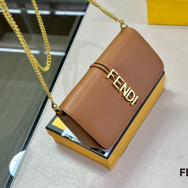 【FENDI 公式 旗艦店】 フェンディ ショルダーバッグ 当日出荷 好評に付き再入荷！21*13CM
