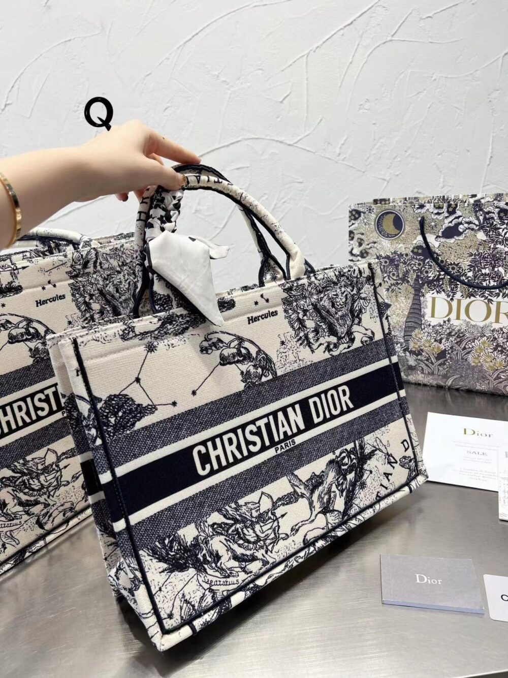 Dior 刺繍入りショッピングバッグ シーズン限定 - 画像 (12)