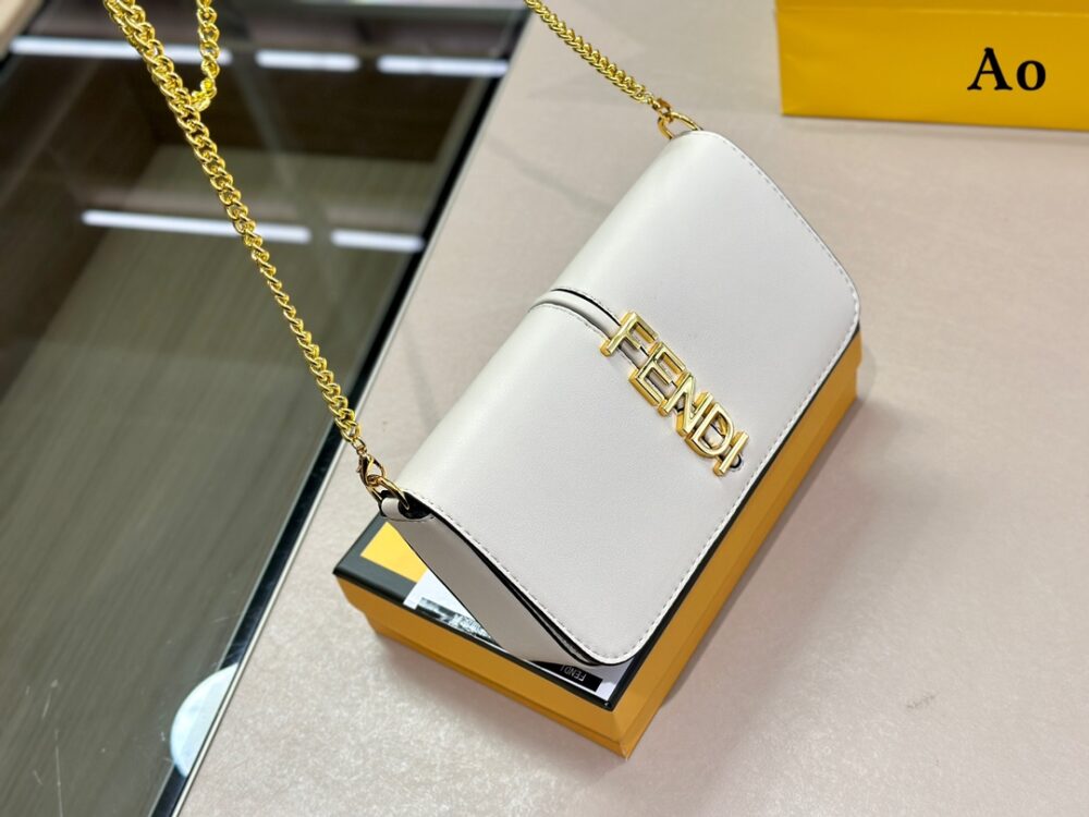 【FENDI 公式 旗艦店】 フェンディ ショルダーバッグ 当日出荷 好評に付き再入荷！21*13CM - 画像 (3)