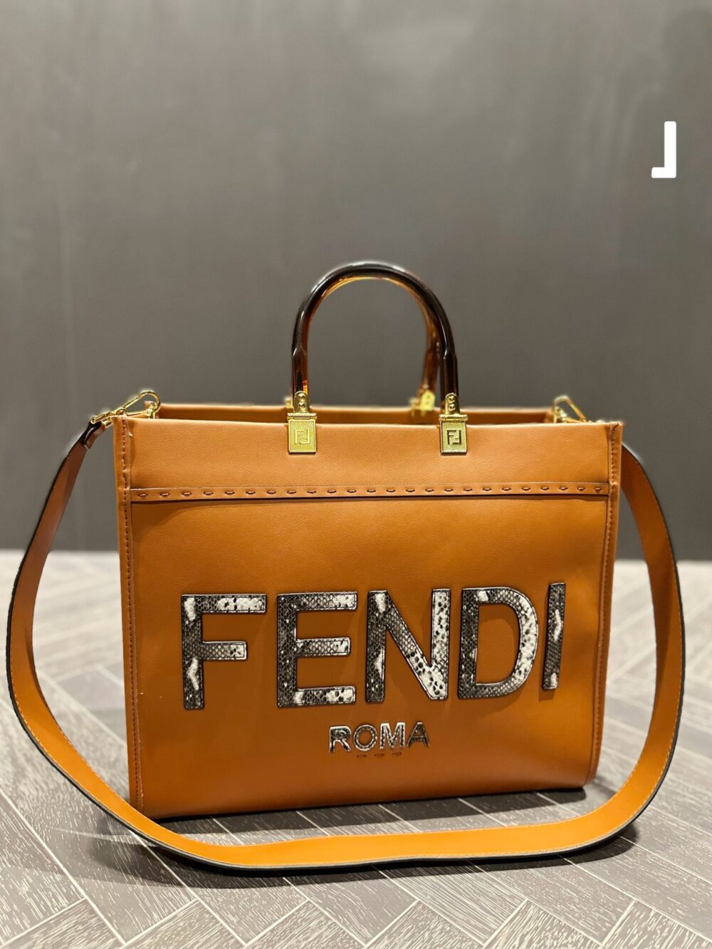 【FENDI 公式 旗艦店】フェンディ ショルダーバッグ 当日出荷 好評に付き再入荷！35.30CM - 画像 (3)