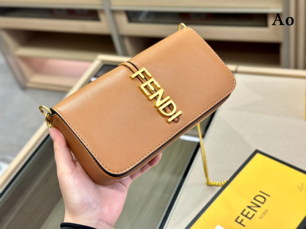 【FENDI 公式 旗艦店】 フェンディ ショルダーバッグ 当日出荷 好評に付き再入荷！21*13CM - 画像 (5)