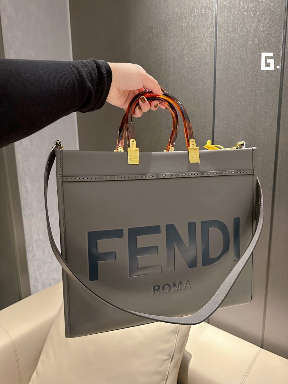 【FENDI公式 旗艦店】 フェンディ ハンドバッグ 当日出荷 好評に付き再入荷！36.31CM - 画像 (2)