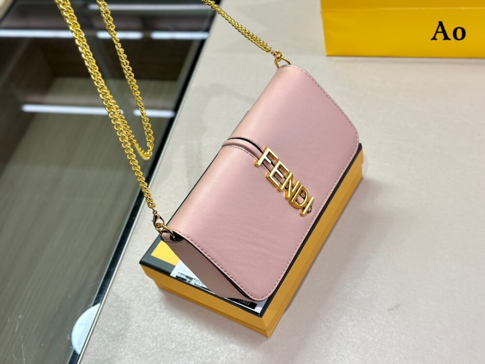 【FENDI 公式 旗艦店】 フェンディ ショルダーバッグ 当日出荷 好評に付き再入荷！21*13CM - 画像 (4)