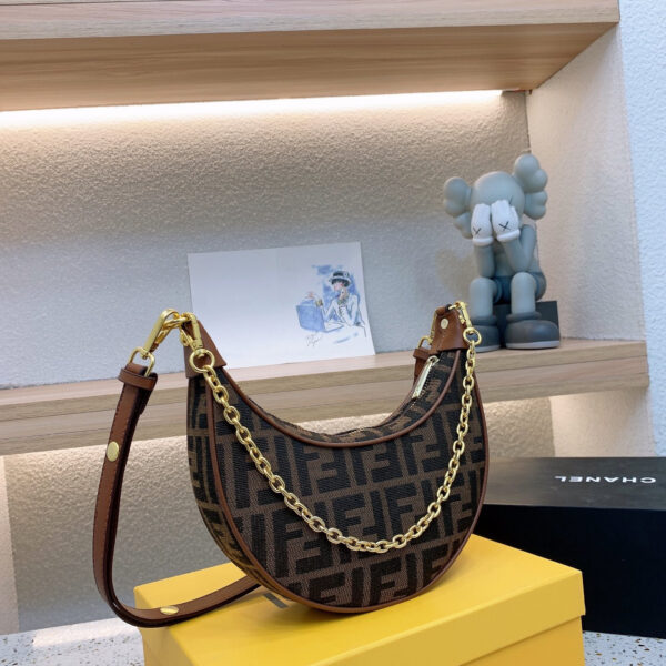 【FENDI 公式 旗艦店】フェンディ ショルダーバッグ 当日出荷 好評に付き再入荷！22*6*17CM