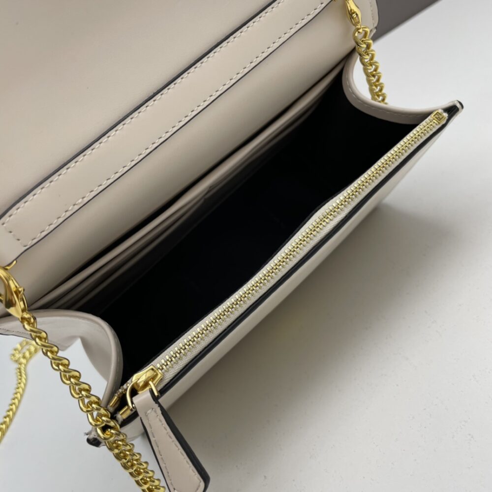【FENDI 公式 旗艦店】フェンディ ショルダーバッグ 当日出荷 好評に付き再入荷！20*13*6CM - 画像 (10)