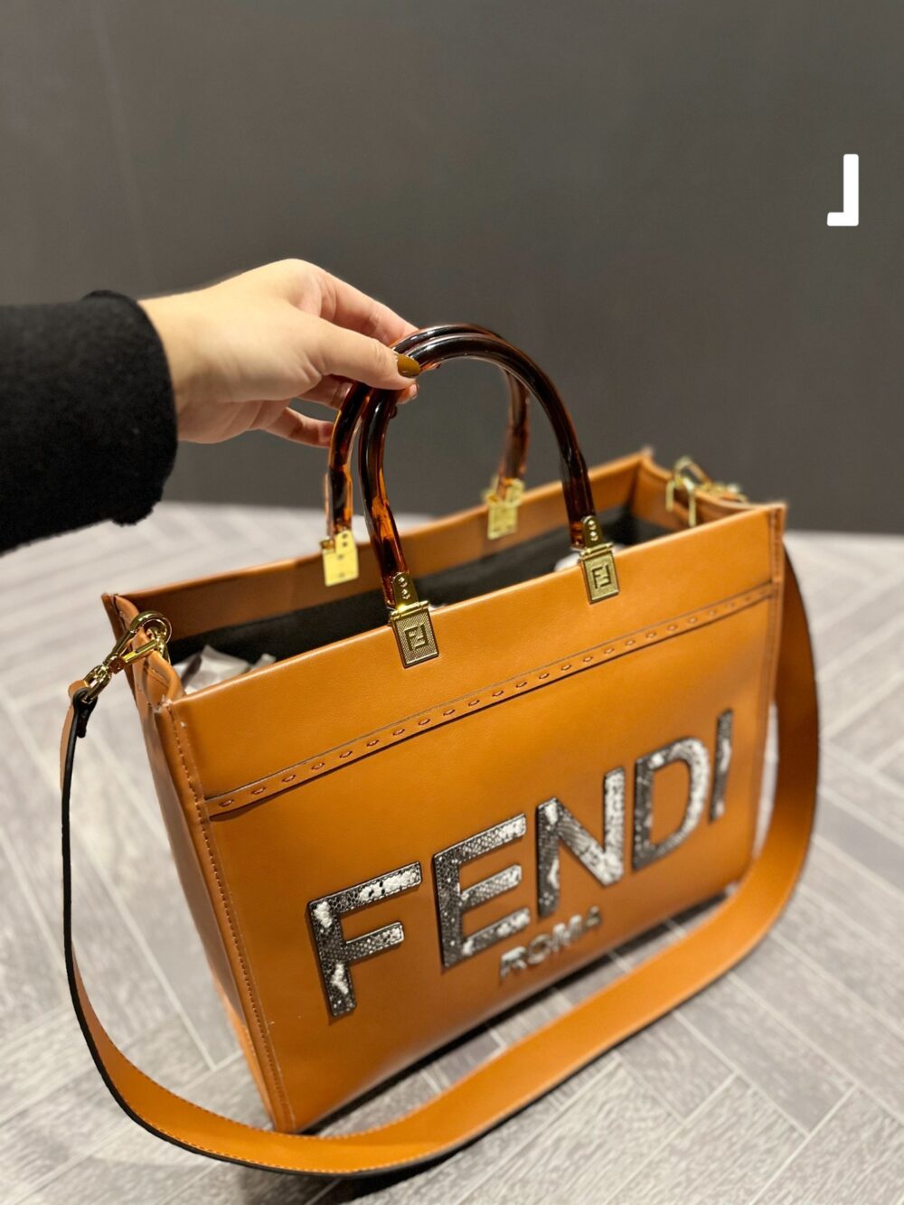 【FENDI 公式 旗艦店】フェンディ ショルダーバッグ 当日出荷 好評に付き再入荷！35.30CM - 画像 (4)