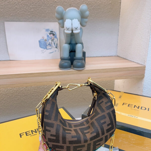 【FENDI 公式 旗艦店】 フェンディ ショルダーバッグ 当日出荷 好評に付き再入荷！19*10CM