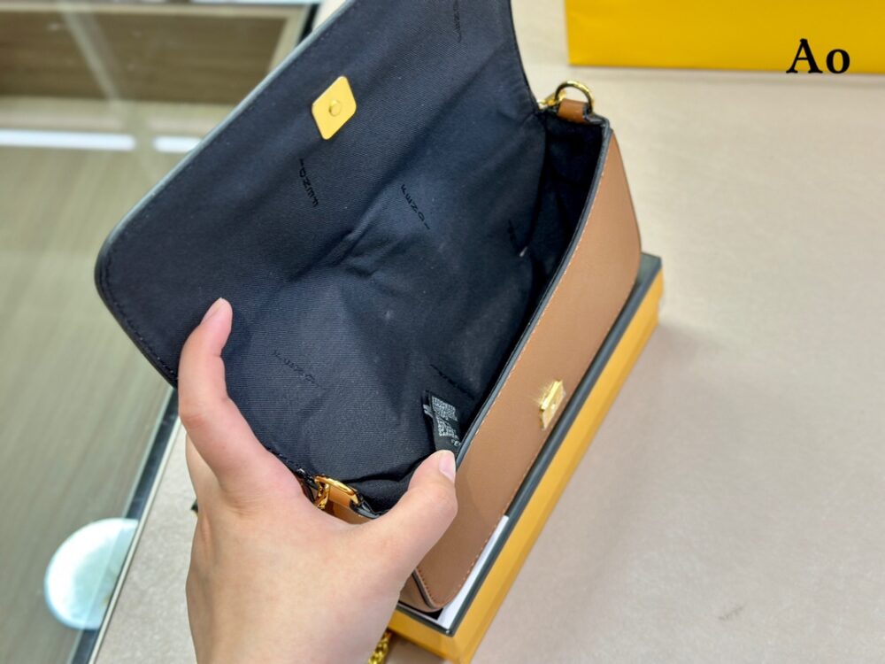【FENDI 公式 旗艦店】 フェンディ ショルダーバッグ 当日出荷 好評に付き再入荷！21*13CM - 画像 (10)