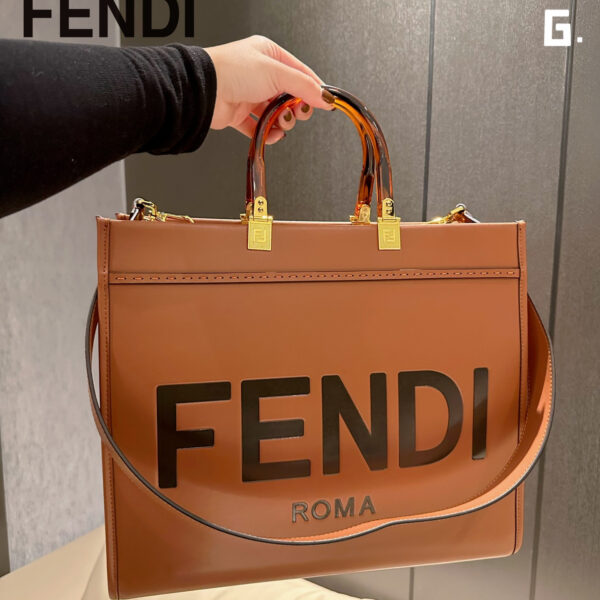 【FENDI公式 旗艦店】 フェンディ ハンドバッグ 当日出荷 好評に付き再入荷！36.31CM