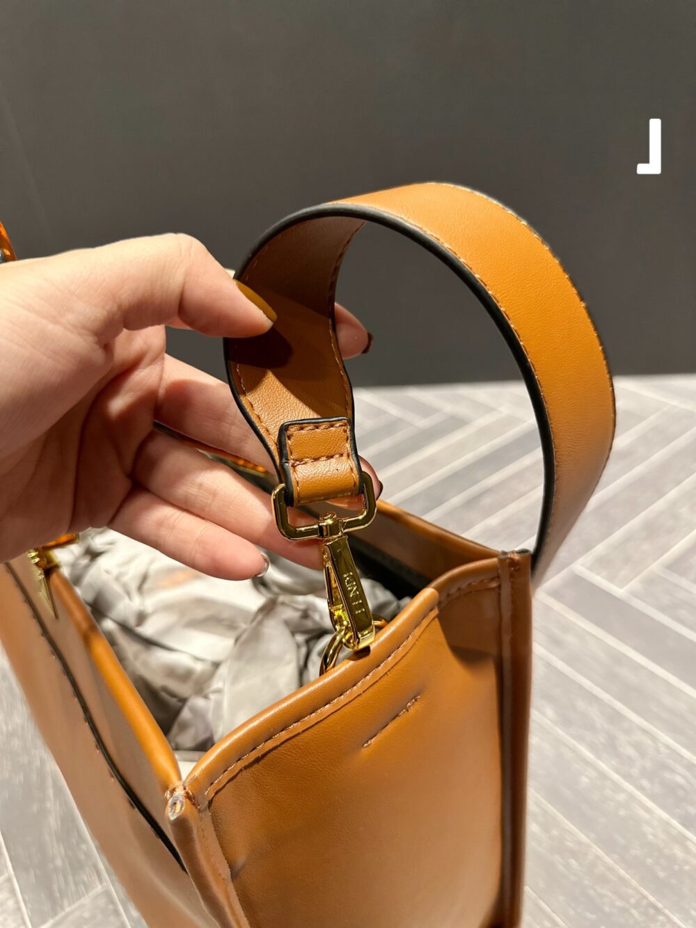 【FENDI 公式 旗艦店】フェンディ ショルダーバッグ 当日出荷 好評に付き再入荷！35.30CM - 画像 (10)