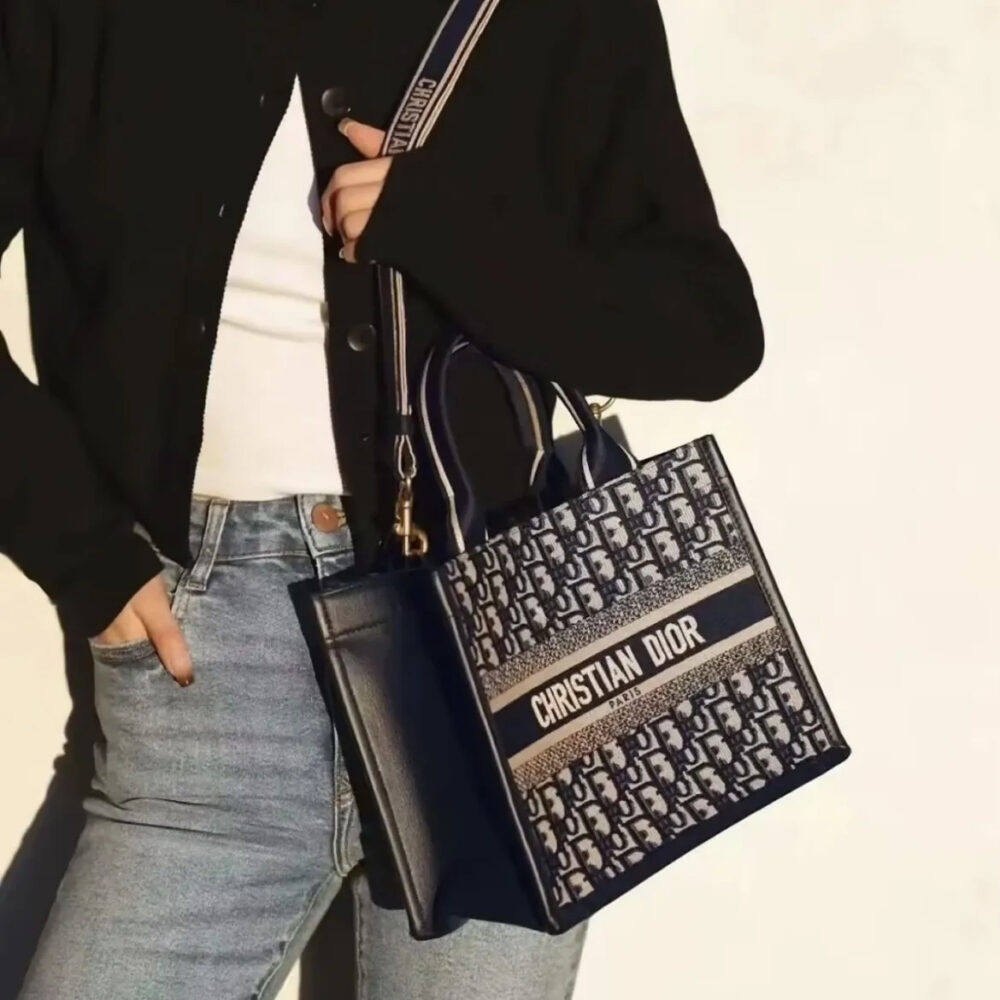 スタイリッシュで可愛い★DIOR BOOK TOTE バッグ スモール - 画像 (3)