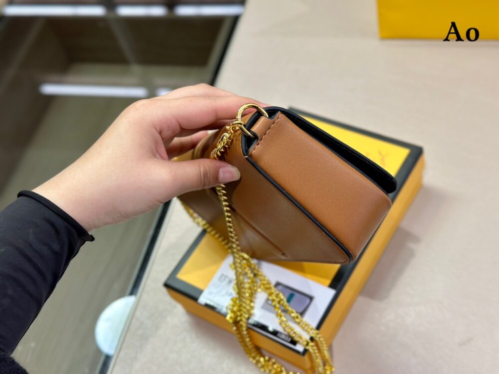 【FENDI 公式 旗艦店】 フェンディ ショルダーバッグ 当日出荷 好評に付き再入荷！21*13CM - 画像 (7)