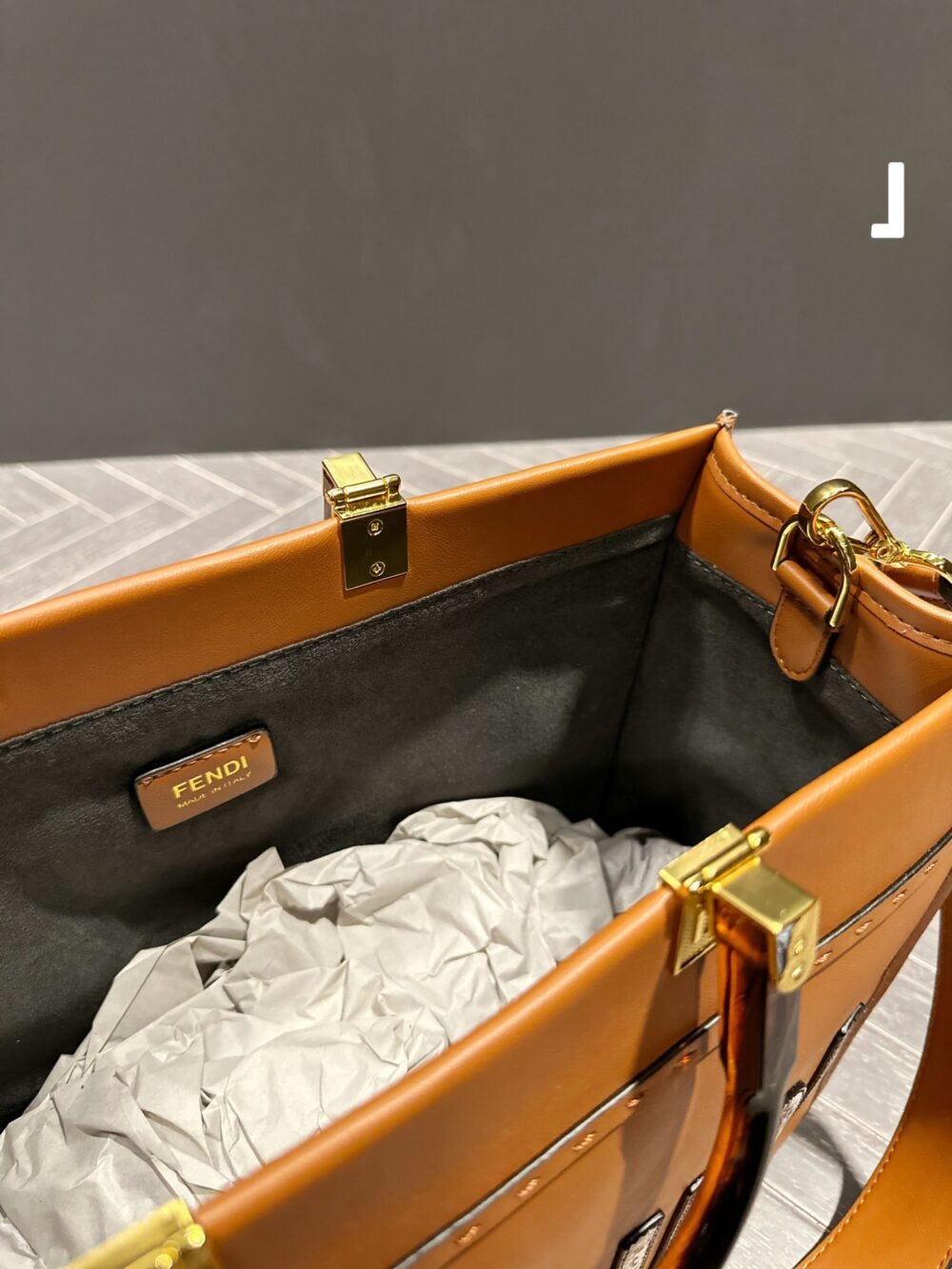 【FENDI 公式 旗艦店】フェンディ ショルダーバッグ 当日出荷 好評に付き再入荷！35.30CM - 画像 (11)