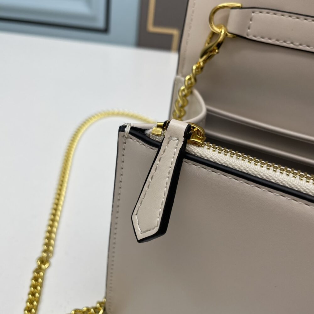 【FENDI 公式 旗艦店】フェンディ ショルダーバッグ 当日出荷 好評に付き再入荷！20*13*6CM - 画像 (9)
