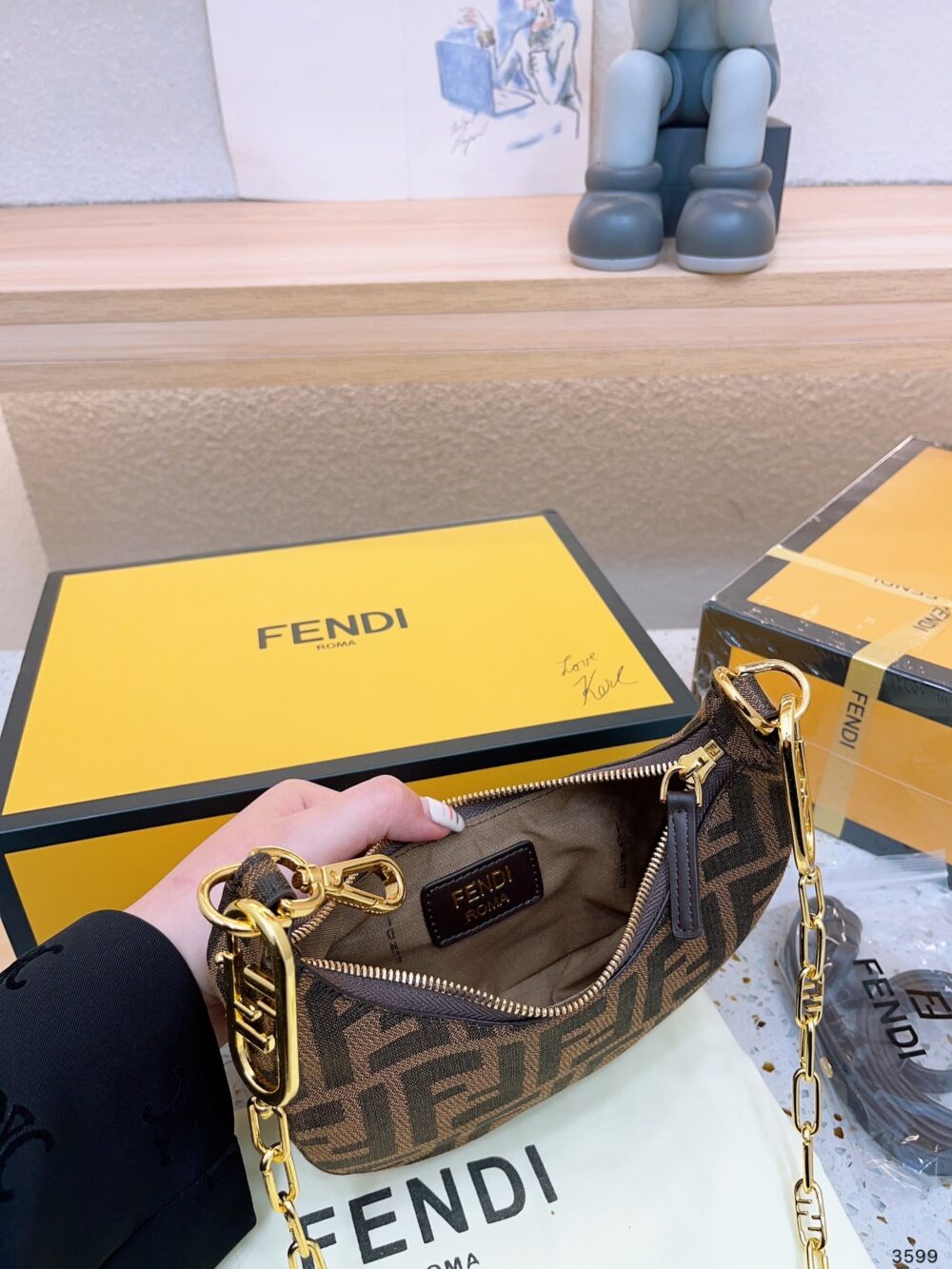 【FENDI 公式 旗艦店】 フェンディ ショルダーバッグ 当日出荷 好評に付き再入荷！19*10CM - 画像 (8)
