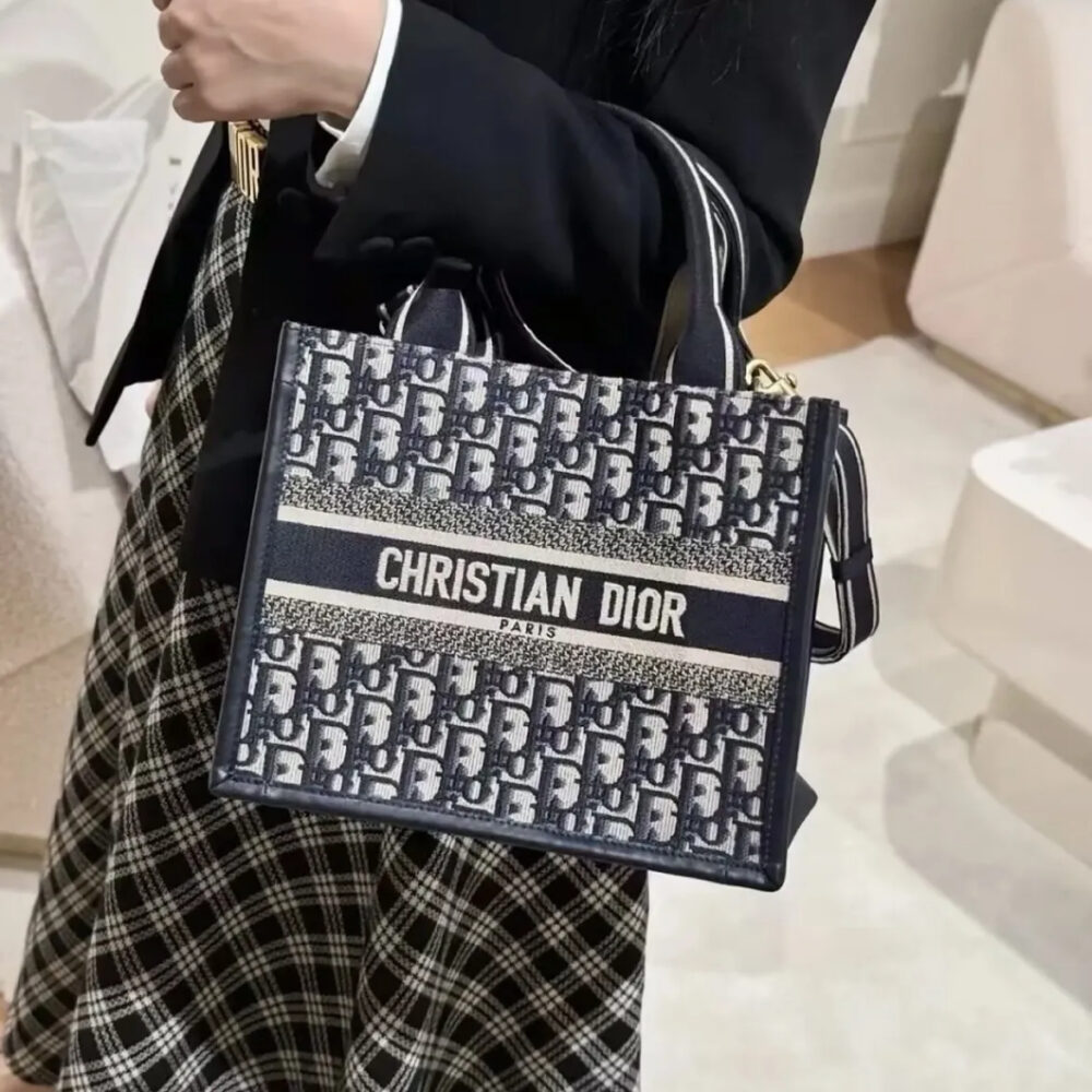 スタイリッシュで可愛い★DIOR BOOK TOTE バッグ スモール - 画像 (6)