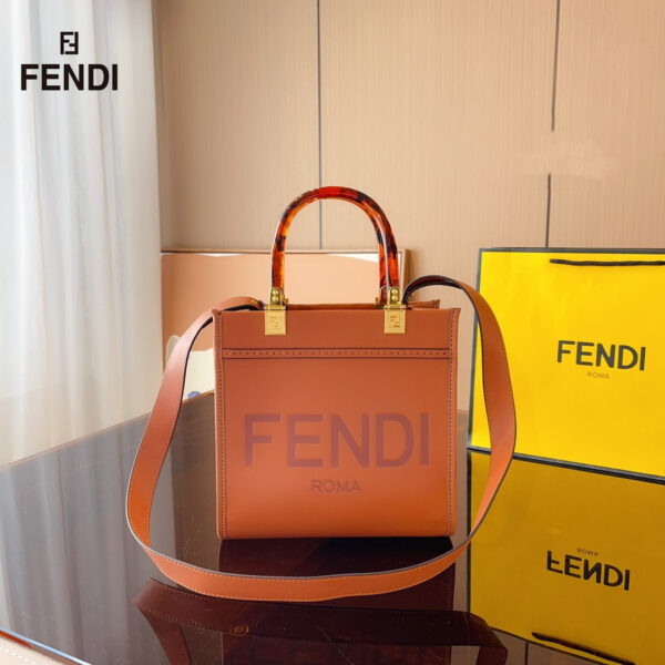 【FENDI 公式 旗艦店】 フェンディ ショルダーバッグ 当日出荷 好評に付き再入荷！23*11*22CM