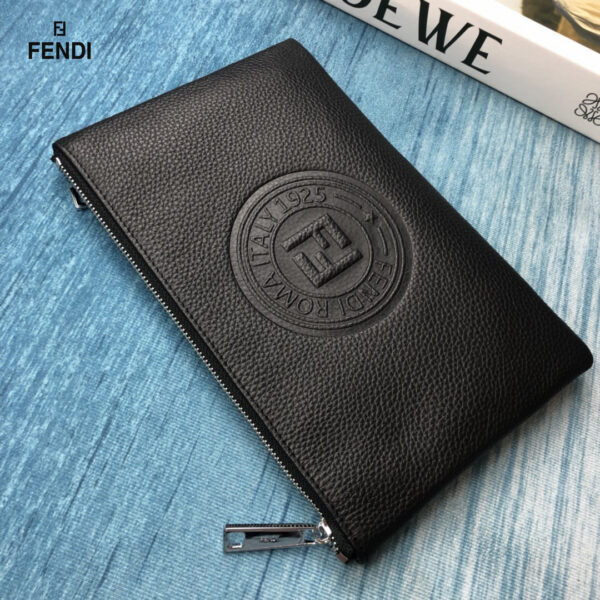 【FENDI 公式 旗艦店】フェンディ クラッチバッグ 当日出荷 好評に付き再入荷！28*18CM