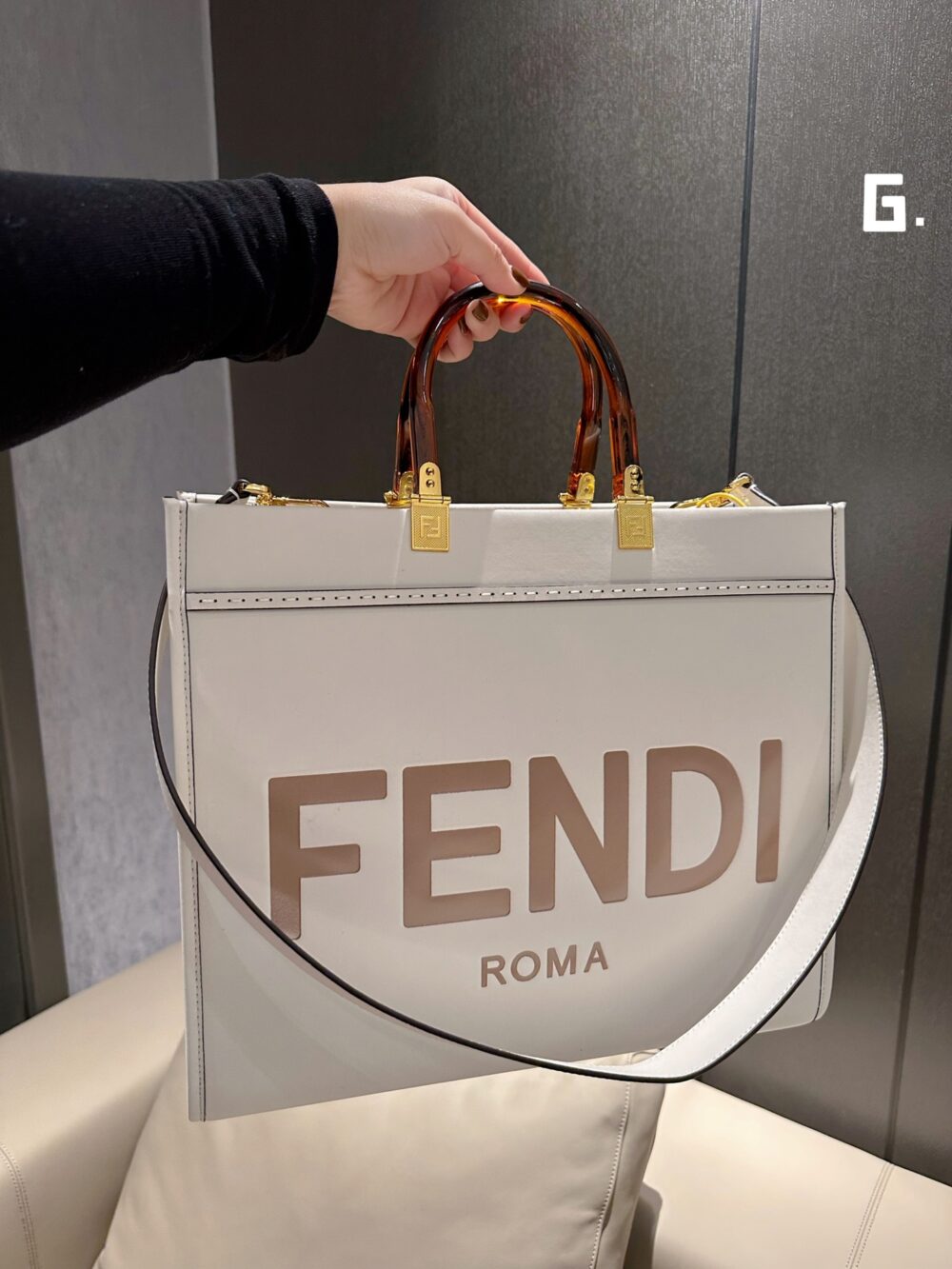 【FENDI公式 旗艦店】 フェンディ ハンドバッグ 当日出荷 好評に付き再入荷！36.31CM - 画像 (4)