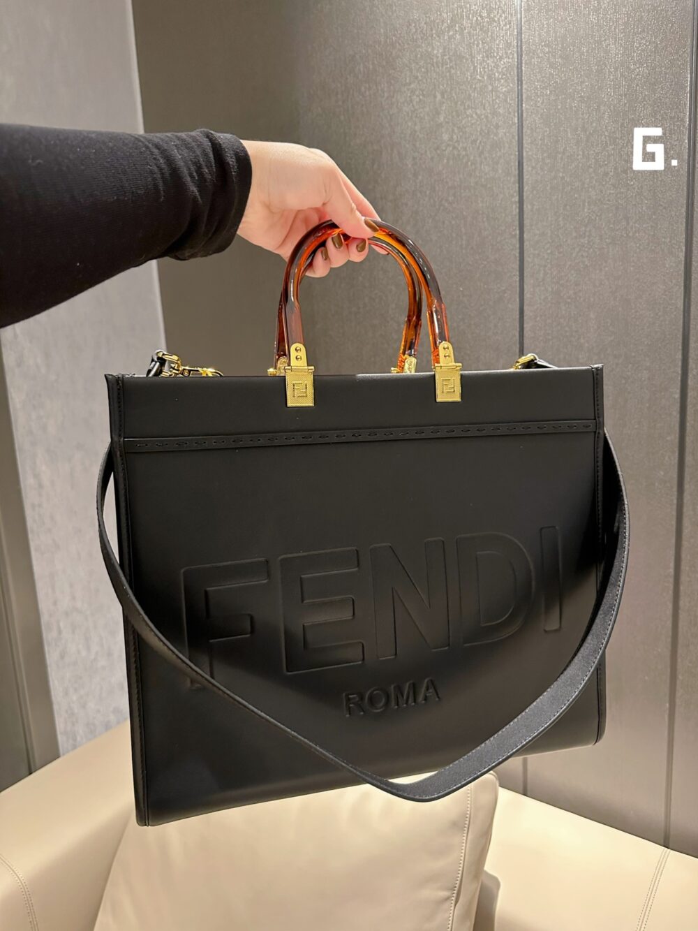 【FENDI公式 旗艦店】 フェンディ ハンドバッグ 当日出荷 好評に付き再入荷！36.31CM - 画像 (3)