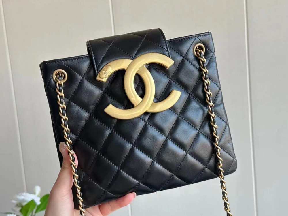 【大きめのロゴが♡】CHANEL ショルダーバッグ 24C - 画像 (2)