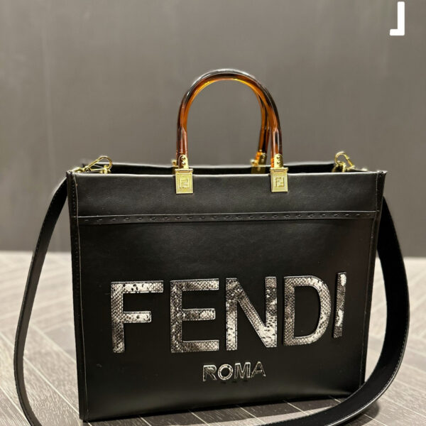 【FENDI 公式 旗艦店】フェンディ ショルダーバッグ 当日出荷 好評に付き再入荷！35.30CM