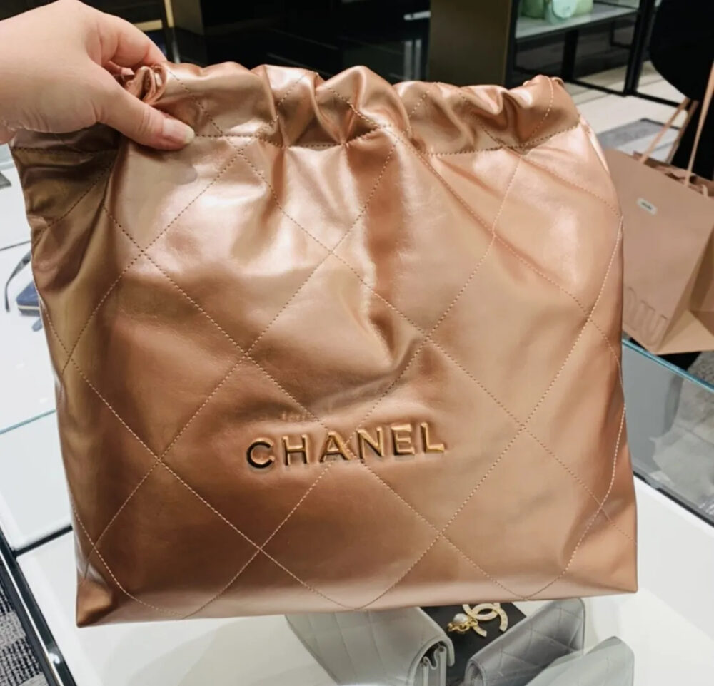 【芸能人多数愛用】人気沸騰CHANEL 22スモールトートバッグ - 画像 (10)