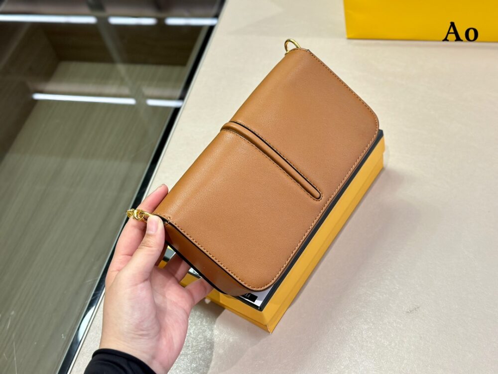 【FENDI 公式 旗艦店】 フェンディ ショルダーバッグ 当日出荷 好評に付き再入荷！21*13CM - 画像 (8)