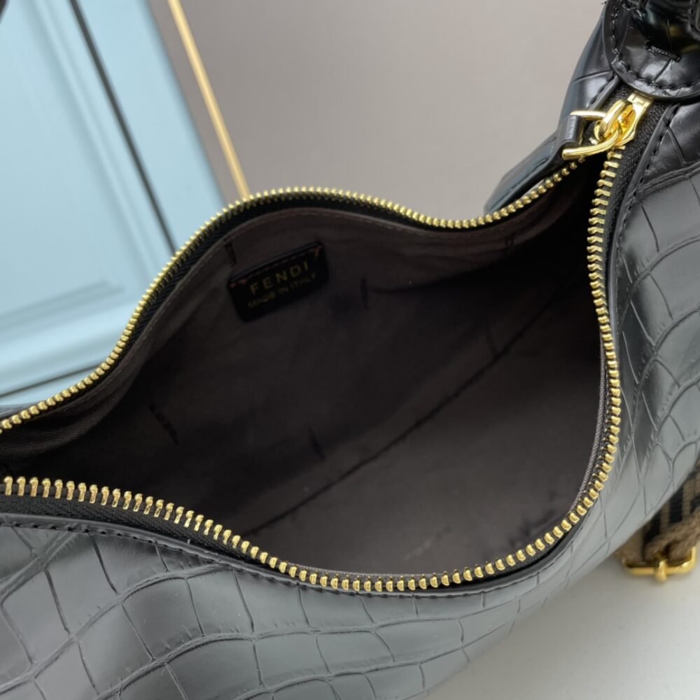 【FENDI公式 旗艦店】 フェンディ ショルダーバッグ 当日出荷 好評に付き再入荷！29*24.5*10CM - 画像 (4)